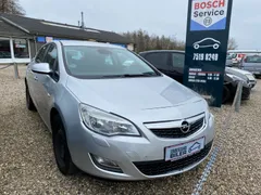 Sølvfarvet Opel Astra T 140 Enjoy 1,4 Benzin, set skråt forfra
