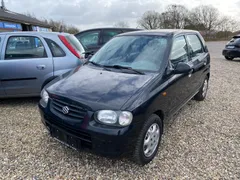 Sort Suzuki Alto 1,1 benzin, set skråt forfra