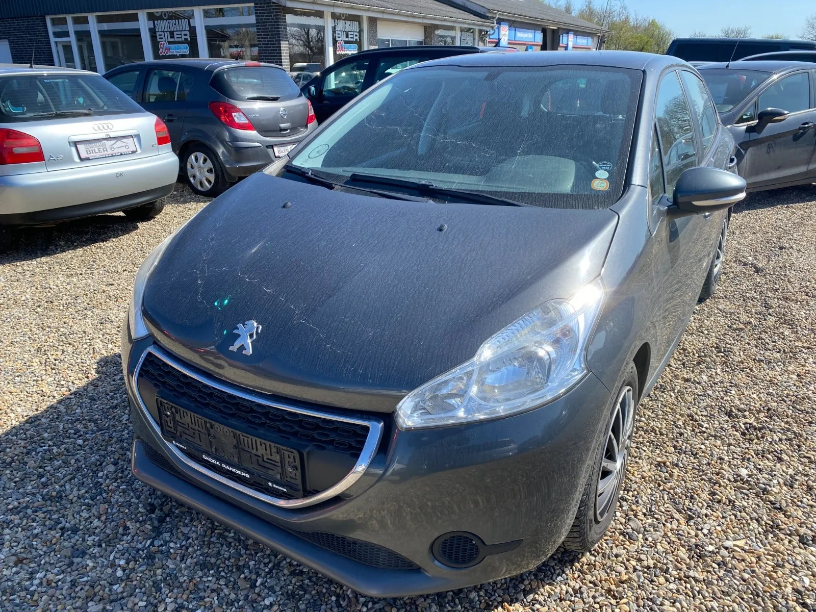 mørk grå Peugeot 208 e-HDi 92 Active 1,6 diesel set skråt forfra