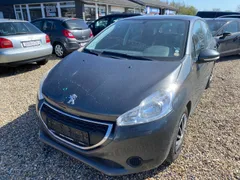 mørk grå Peugeot 208 e-HDi 92 Active 1,6 diesel set skråt forfra