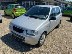 Sølvfarvet Suzuki Alto 1,1 benzin, set skråt forfra