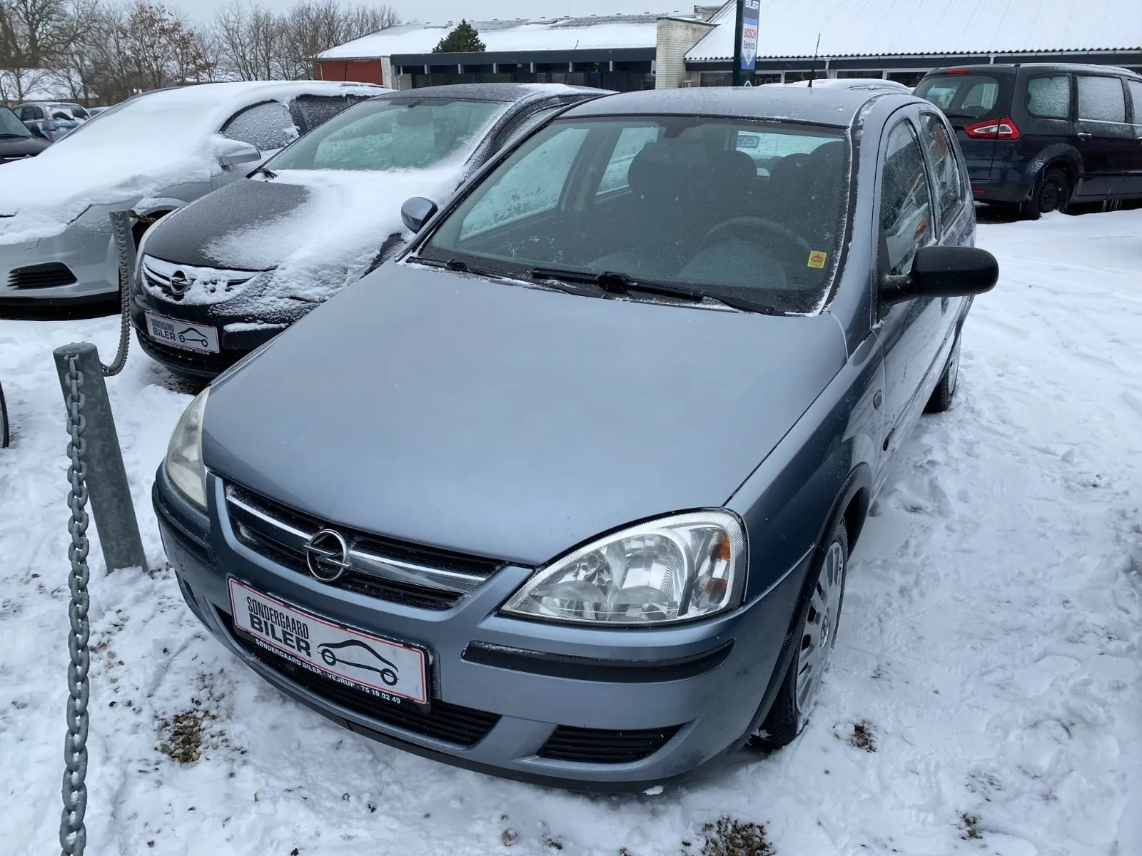 Grå Opel Corsa 16V NJoy 1,2 Benzin, set skråt forfra
