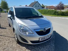 Sølvfarvet Opel Meriva CDTi Enjoy 1,3 Diesel, set skråt forfra