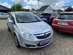 Sølvfarvet Opel Corsa 16V Enjoy 1,2 benzin, set skråt forfra