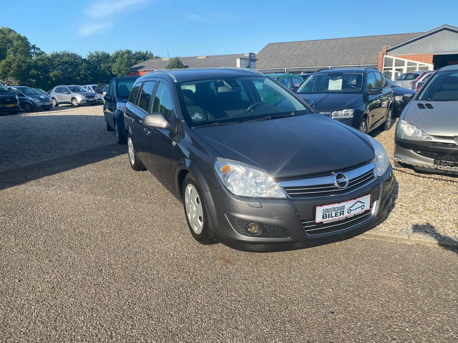 Grå Opel Astra 16V 115 Enjoy Wagon 1,6 Benzin, set skråt forfra