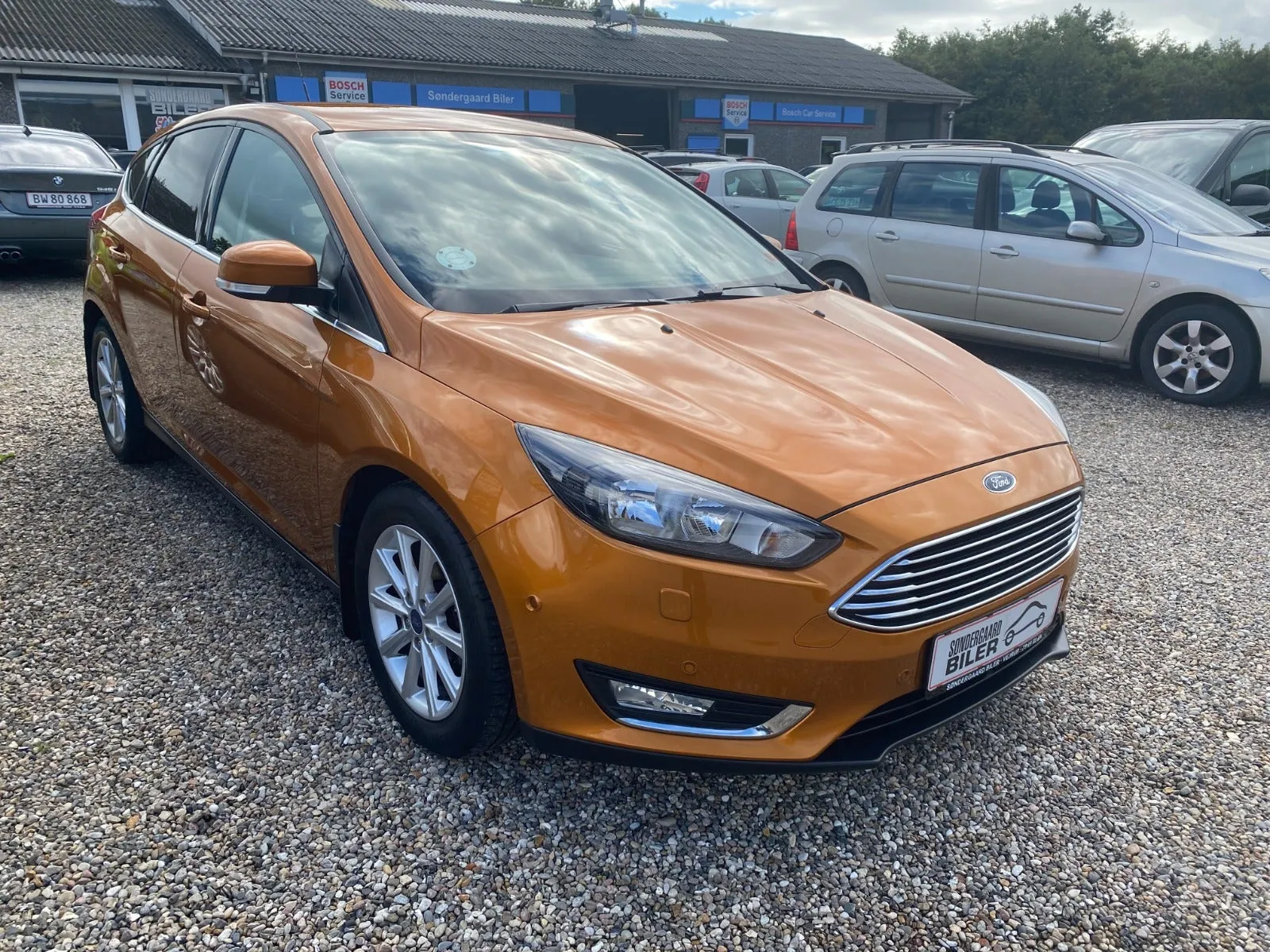 Orange Ford Focus SCTi 125 Titanium 1,0 benzin, set skråt forfra
