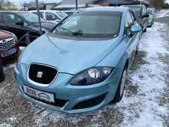 Lyseblå Seat Leon Style 1,6 benzin, set skråt forfra