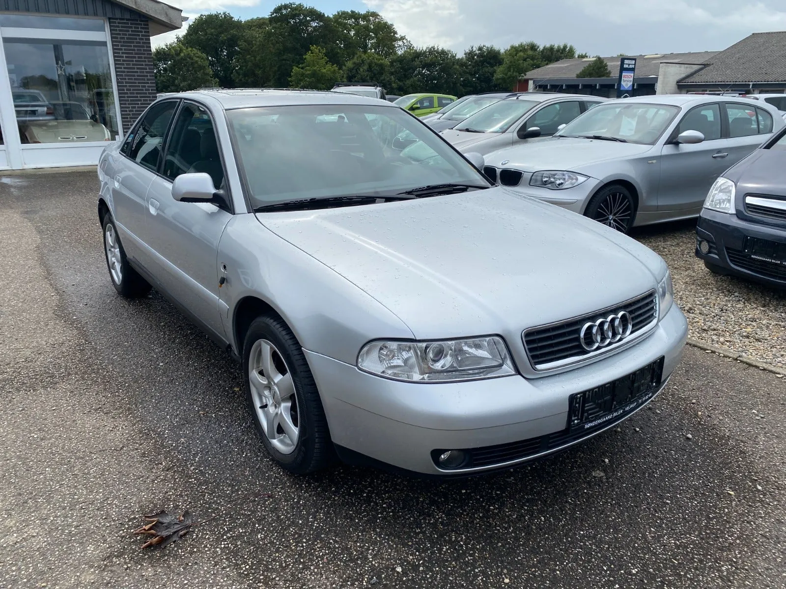 Sølvfarvet Audi A4 1,8 benzin, set skråt forfra