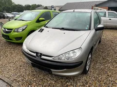 Sølvfarvet Peugeot 206 Edition 1,4 benzin, set skråt forfra