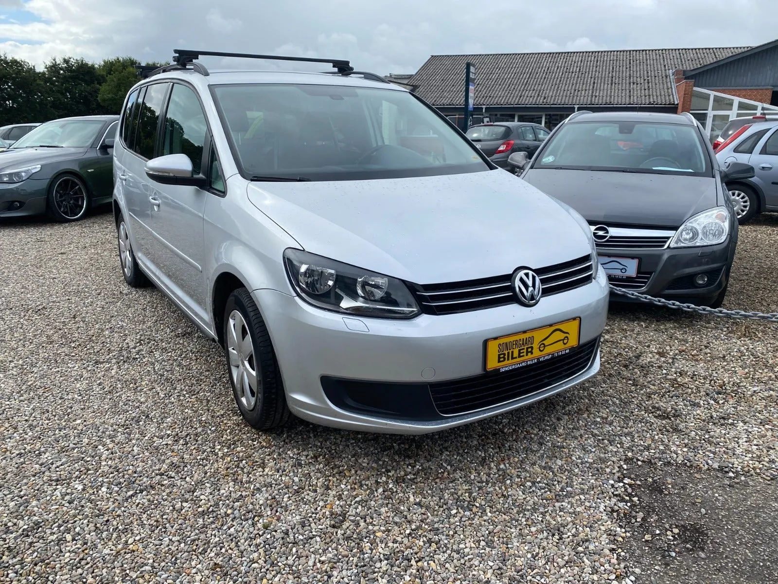 Sølvfarvet VW Touran TDi 105 Comfortline BMT Van 1,6 diesel, set skråt forfra